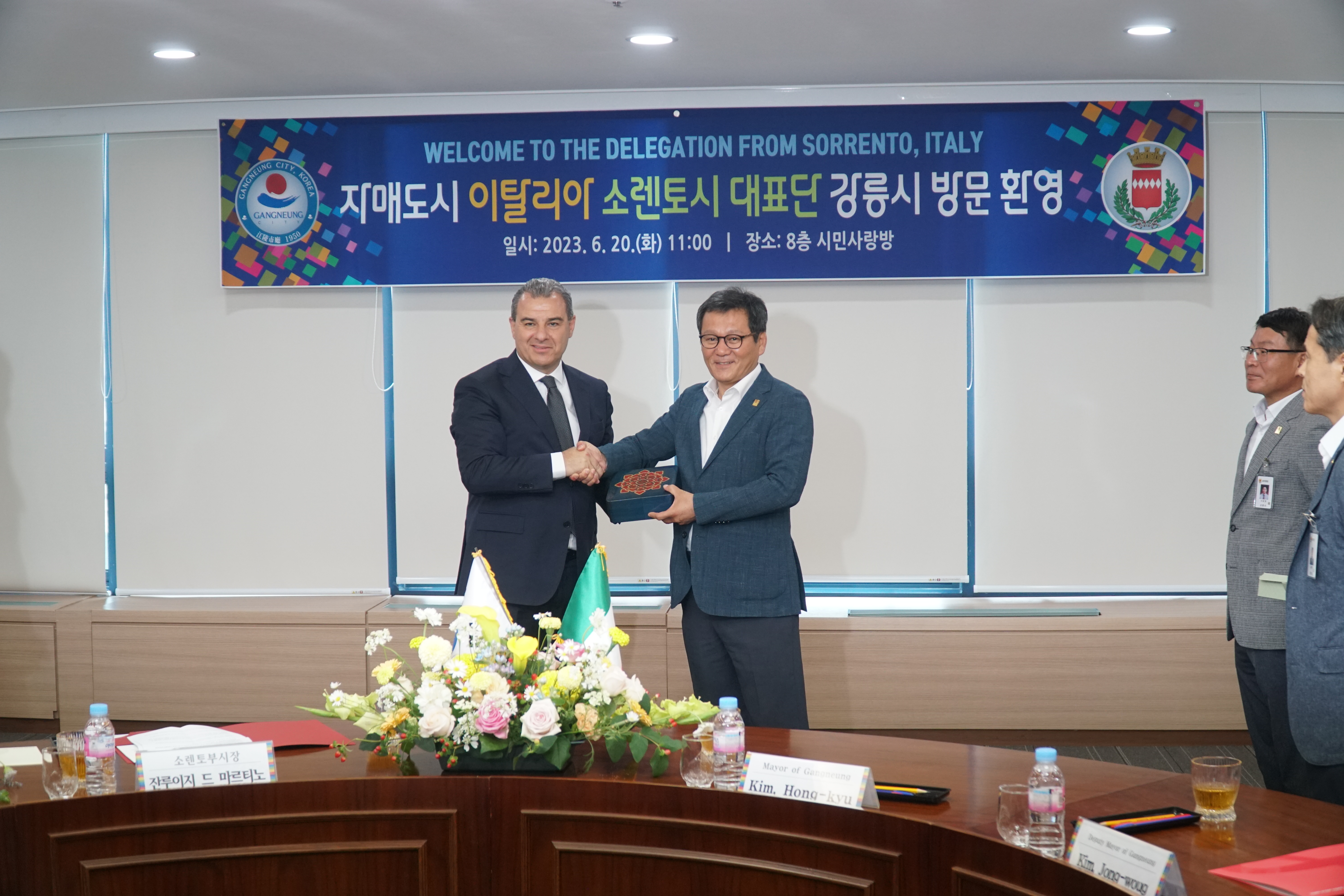 Nella foto, da sx il vice sindaco Gianluigi De Martino e il sindaco Kim Hong Kyu