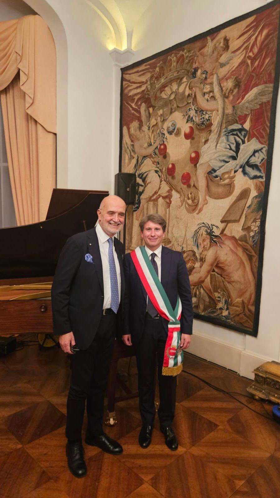 Nella foto, il consigliere Paolo Pane con l’ambasciatore italiano a Londra, Inigo Lambertini