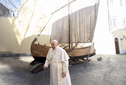 Papa Francesco con la Barca di Pietro